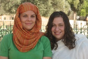 Jen Lauda (l) and Emily Siegel (r) in Jerusalem. Photo courtesy of Jen Lauda.